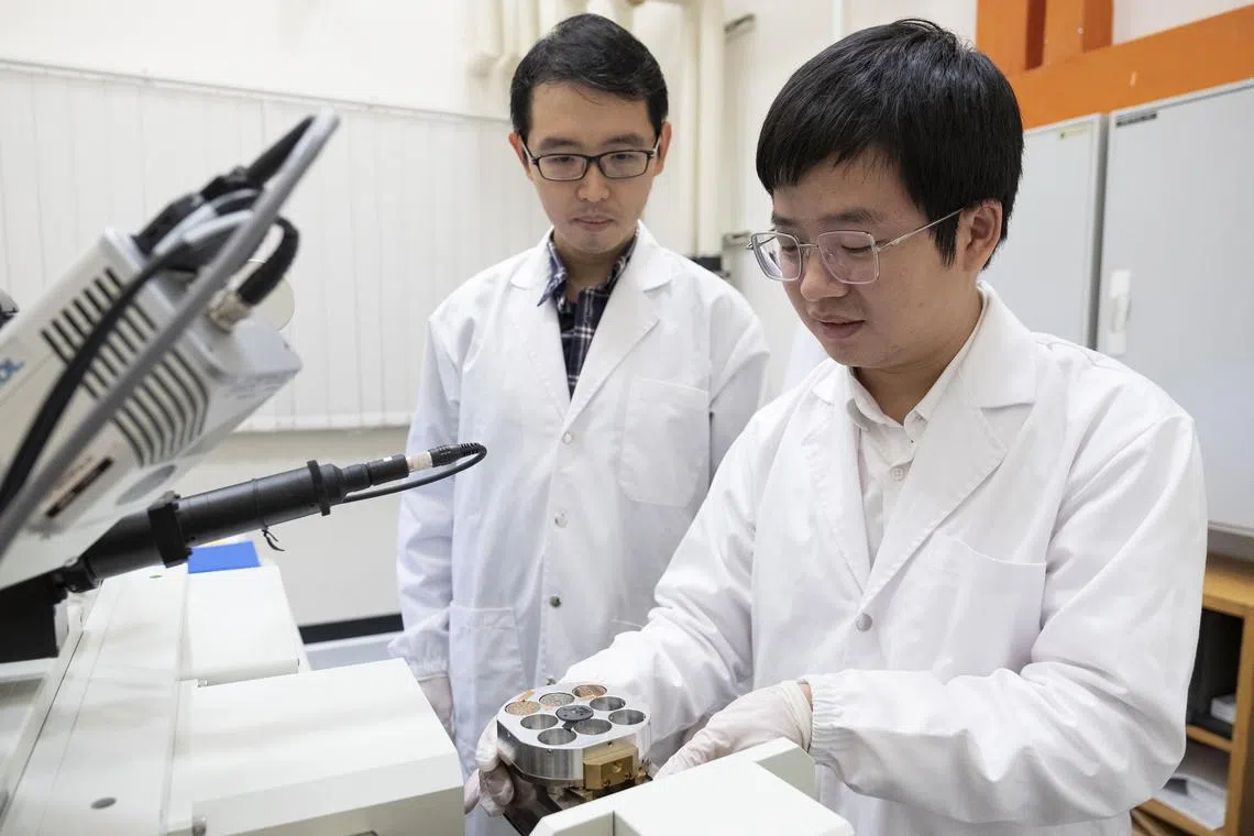 jtquantum13 - Nanyang Asst Prof Wong Liang Jie (left) and research fellow Dr Huang Sunchao from Nanyang Technological University, Singapore loading a sample intoascanning electron microscope used in their quantum recoil experiments.



Credit: NTU Singapore