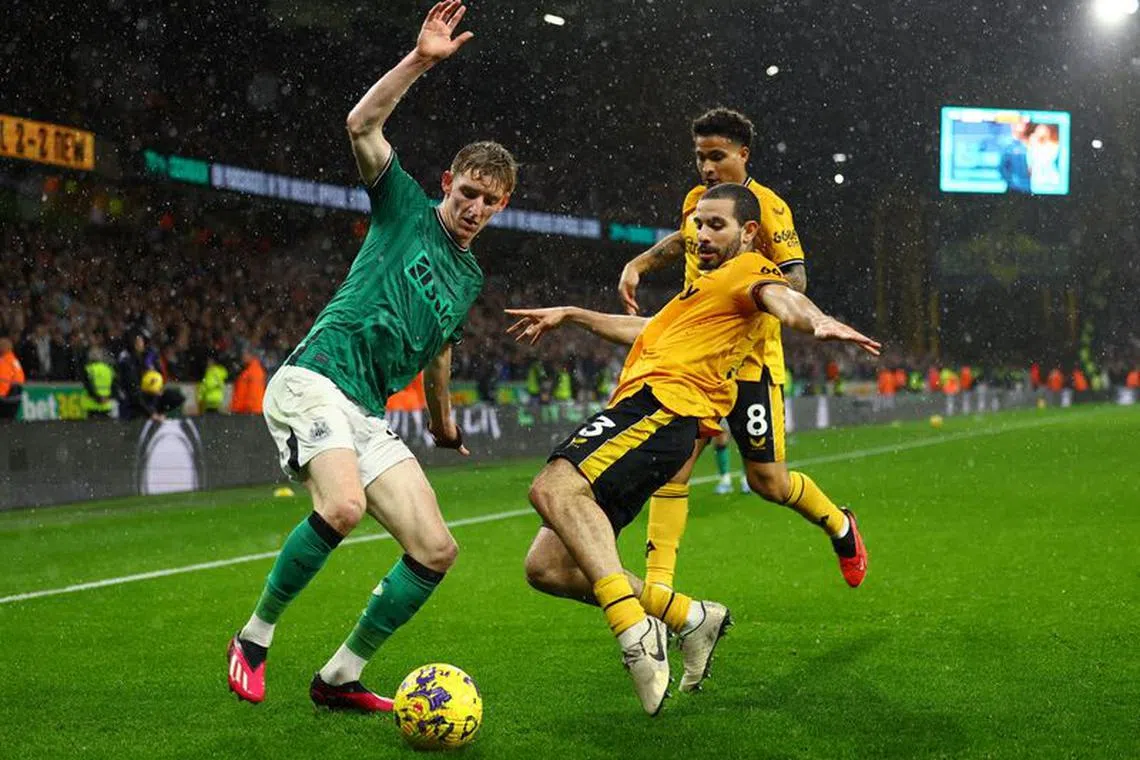 Soccer Football - Premier League - Wolverhampton Wanderers v Newcastle United - Molineux Stadium, Wolverhampton, Britain - October 28, 2023  Wolverhampton Wanderers' Joao Gomes and Rayan Ait-Nouri in action with Newcastle United's Anthony Gordon REUTERS/Molly Darlington