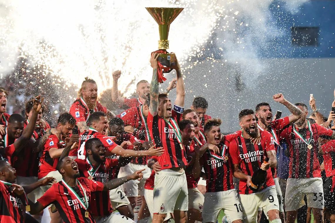 Italian defender Alessio Romagnoli (centre) and AC Milan's players celebrating their Serie A title triumph on May 22, 2022.