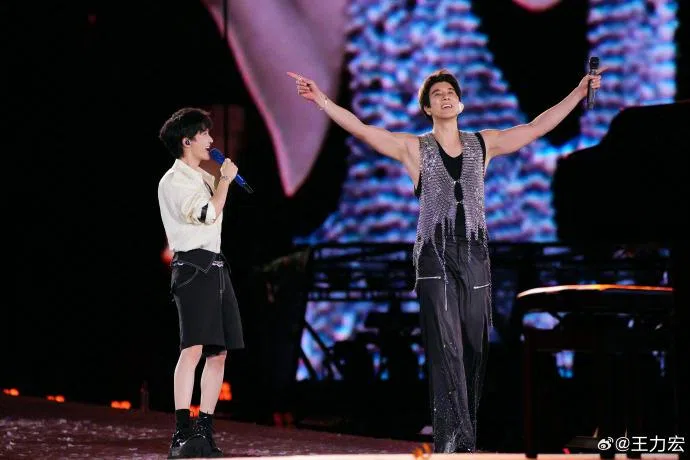 Wang Leehom (right) performed with Chinese singer Zhou Shen on July 4.