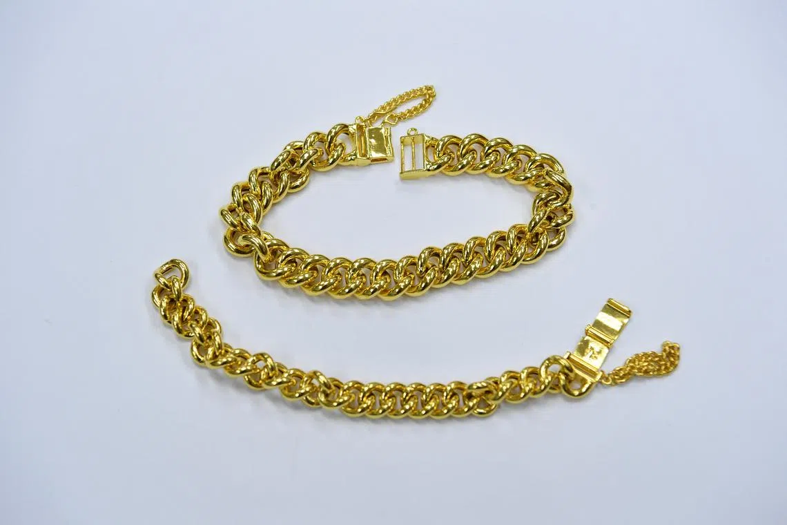 Tests by the Singapore Assay Office show that these two gold bracelets do not meet the required gold benchmark quality of 91.6 per cent.  

A close up of some gold jewelry that failed the purity test on the X-ray fluorescence machine on September 14, 2022 Testing purity of gold at Spore Assay Office Testing purity of gold at Spore Assay OfficeST20220914_202237716769 obtest Chong Jun Liang


Gold purity test on the X-ray fluorescence machine on September 14, 2022

Testing purity of gold at Spore Assay Office Testing purity of gold at Spore Assay Office