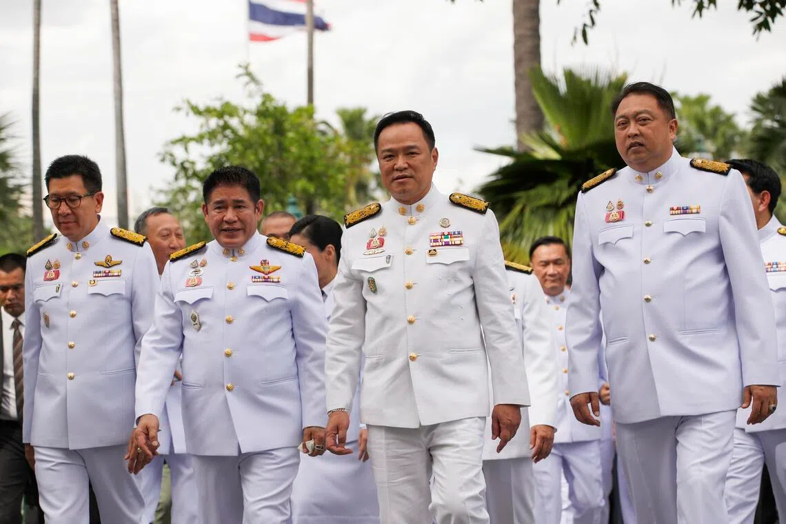 epa12401802 Thai Prime Minister Anutin Charnvirakul (2-R), along with members of the cabonet, arrives at the swear-in ceremony at the Government House in Bangkok, Thailand, 24 September 2025. The Thai king has officially endorsed Thailand's new coalition government led by Thai Prime Minister Anutin Charnvirakul.  EPA/RUNGROJ YONGRIT