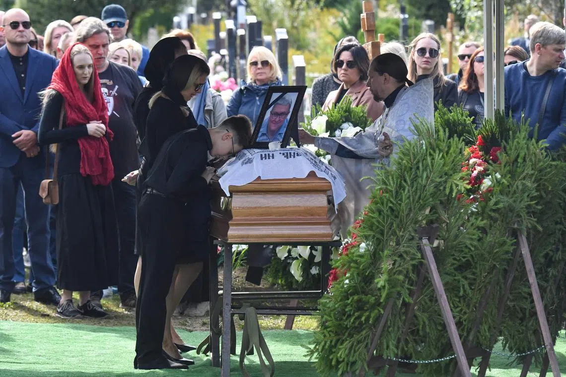 The family of Valery Chekalov was joined by dozens of people at the Severnoye cemetery in St Petersburg on Aug 29.