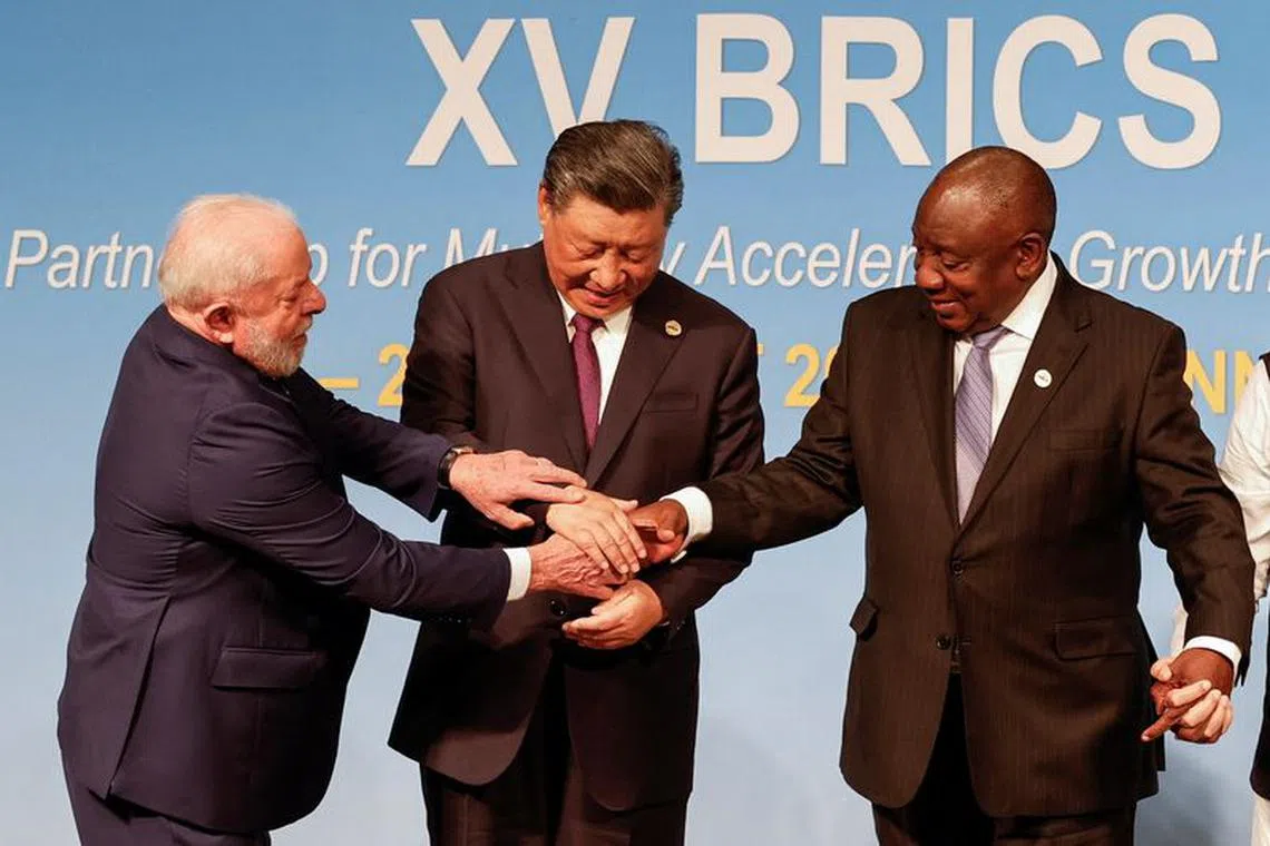 President of Brazil Luiz Inacio Lula da Silva, President of China Xi Jinping and South African President Cyril Ramaphosa gesture during the 2023 BRICS Summit at the Sandton Convention Centre in Johannesburg, South Africa on August 23, 2023. GIANLUIGI GUERCIA/Pool via REUTERS