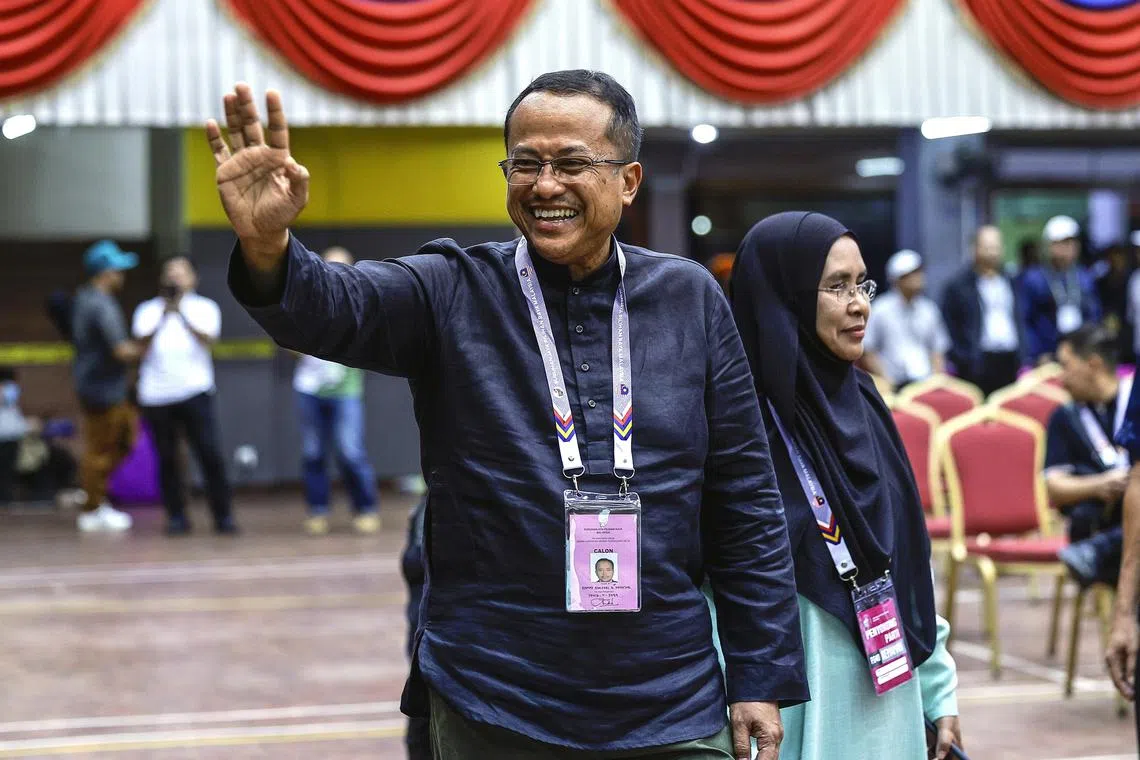 KEMAMAN, 2 Dis -- Calon PAS bagi Pilihan Raya Kecil (PRK) P.040 Kemaman Datuk Seri Dr Ahmad Samsuri Mokhtar berjaya memenangi kerusi Parlimen tersebut setelah keputusan rasmi diumumkan di Pusat Penjumlahan Undi, Dewan Berlian Utama, Majlis Perbandaran Kemaman hari ini.

Sebanyak 49 pusat mengundi dibuka bermula 8 pagi hari ini di empat kawasan dalam daerah Kemaman yang melibatkan 244 saluran.

--fotoBERNAMA (2023) HAK CIPTA TERPELIHARA