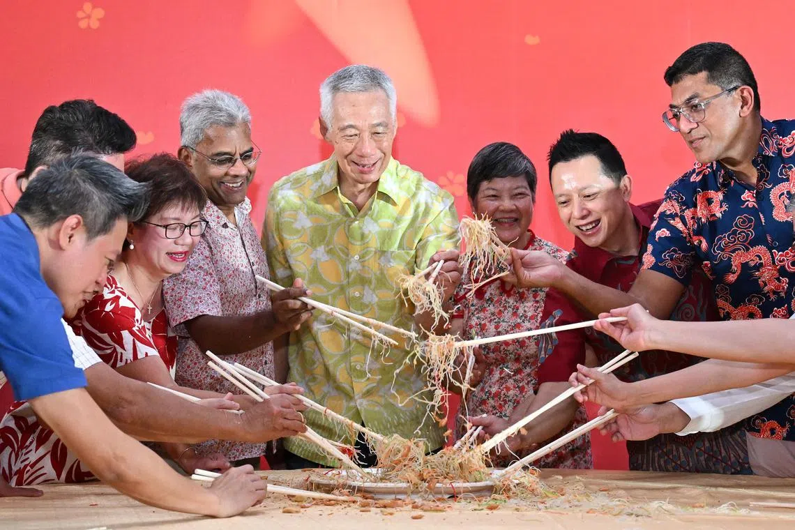 ST20250208-202512400562-Lim Yaohui-Chin Soo Fang-sfdinner08/

Senior Minister Mr Lee Hsien Loong on stage for tossing of the yusheng at Teck Ghee Community Club on Feb 8, 2025. 

More than 1,200 residents and their guests coming together at the Teck Ghee Chinese New Year dinner on Feb 8, 2025. 


(ST PHOTO: LIM YAOHUI)
