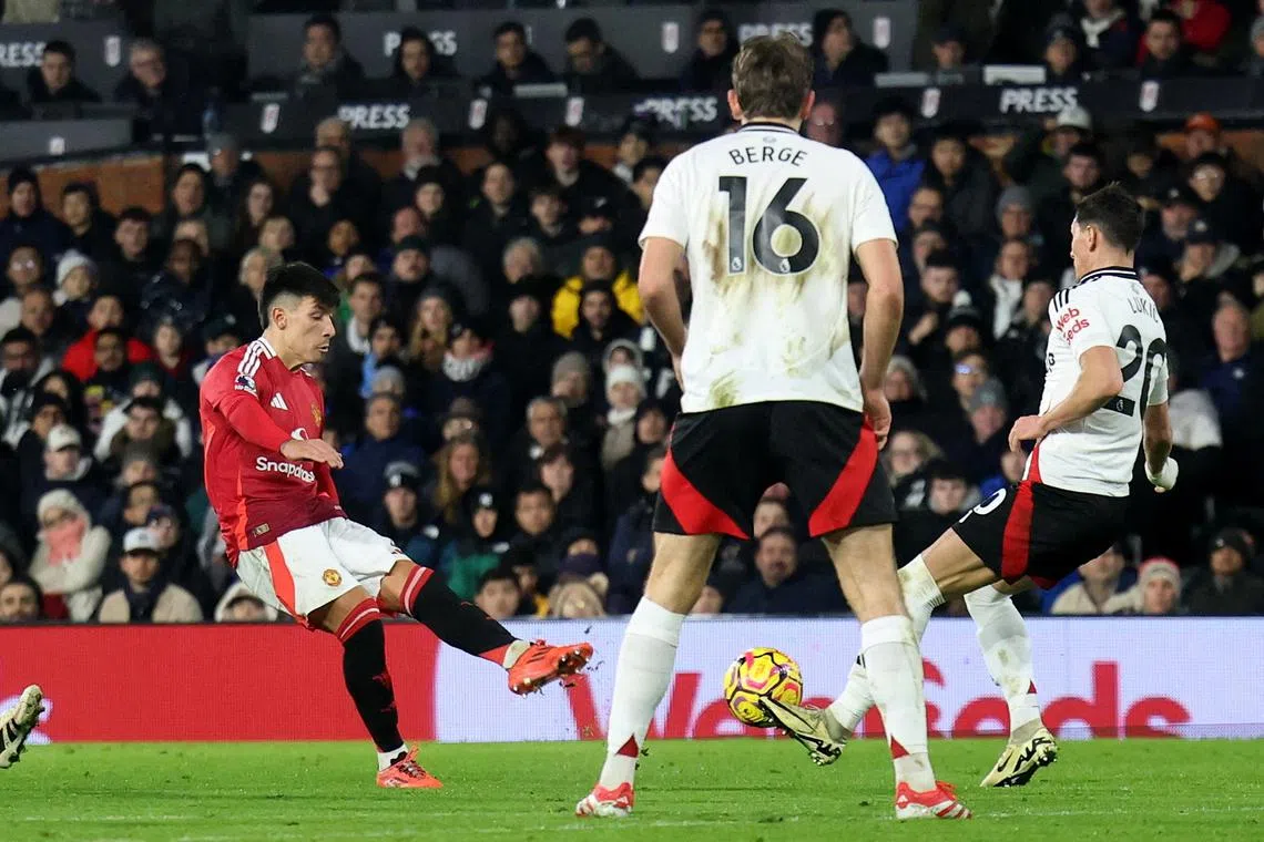 Soccer Football - Premier League - Fulham v Manchester United - Craven Cottage, London, Britain - January 26, 2025 Manchester United's Lisandro Martinez scores their first goal REUTERS/Hannah Mckay