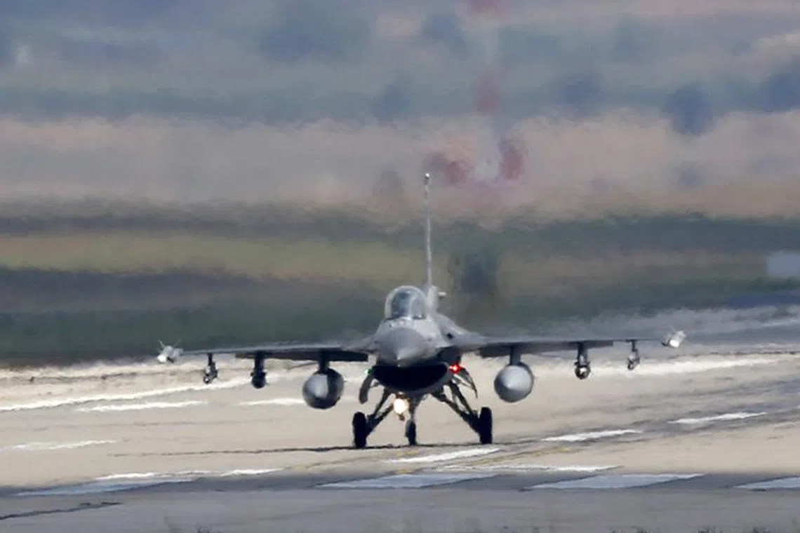 FILE PHOTO: A Turkish Air Force F-16 fighter jet lands at Incirlik air base in Adana, Turkey, August 11, 2015. REUTERS/Murad Sezer/File Photo