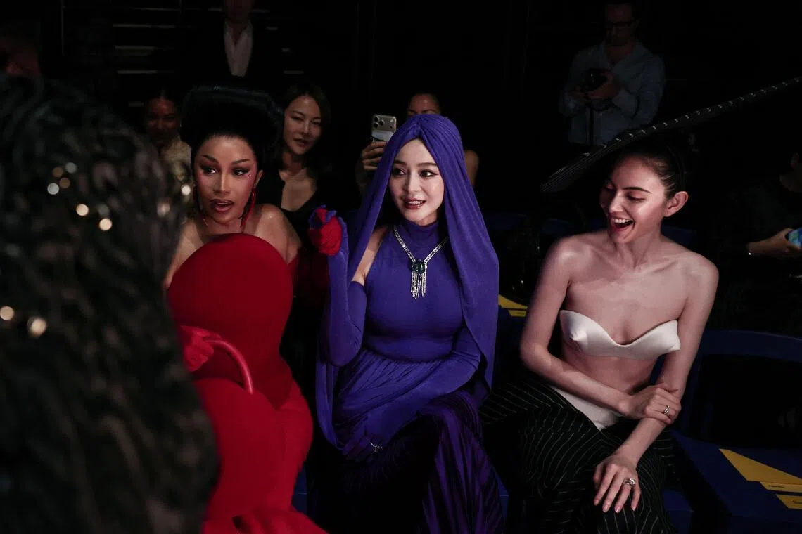 Cardi B (à gauche) et Fan Bingbing (au centre) assistent à la collection Haute Couture Femme Automne/Hiver 2026-2027 de Robert Ung dans le cadre de la Fashion Week de Paris le 8 juillet à Paris.