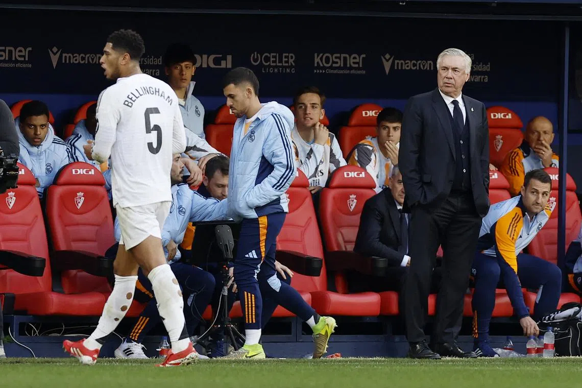 Soccer Football - LaLiga - Osasuna v Real Madrid - El Sadar Stadium, Pamplona, Spain - February 15, 2025 Real Madrid coach Carlo Ancelotti looks on as Real Madrid's Jude Bellingham is sent off REUTERS/Vincent West