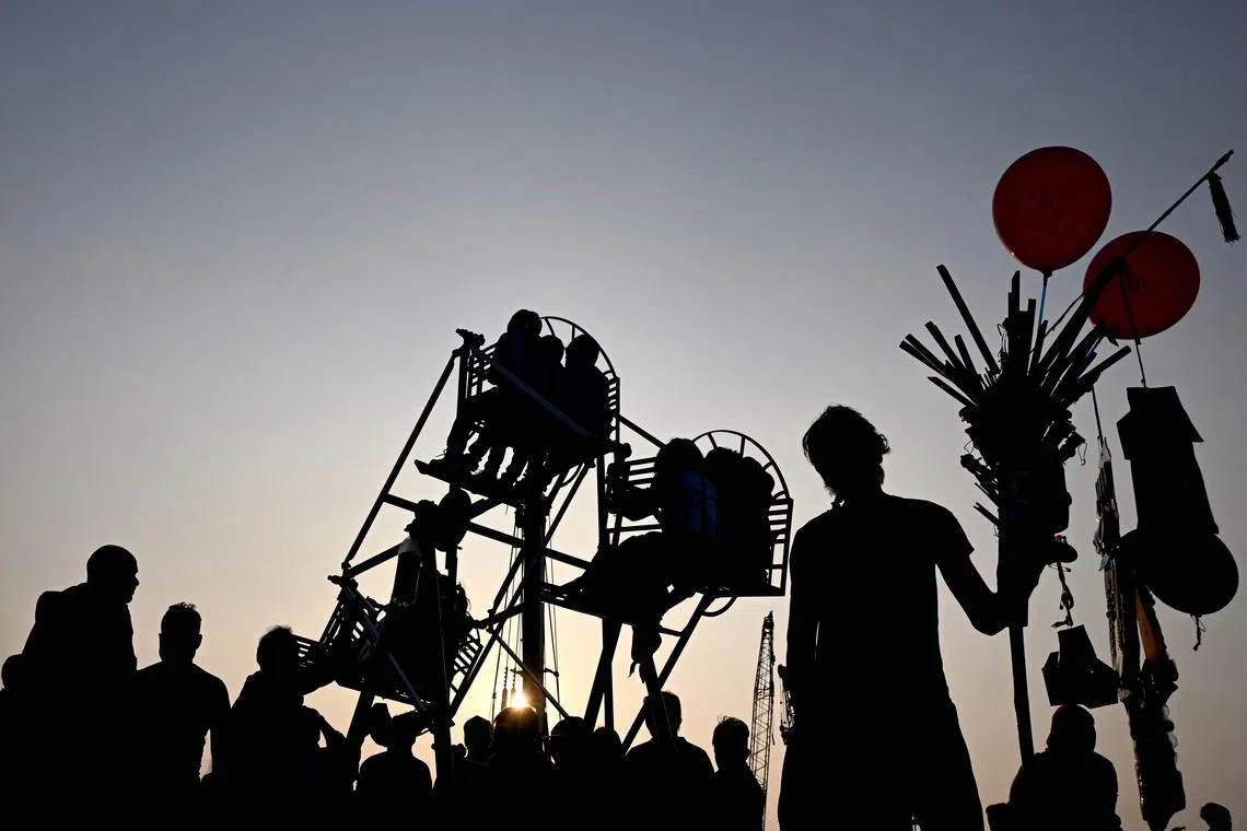Children ride on a makeshift swing at Maidan area in Kolkata, India on Jan 1, 2025. 