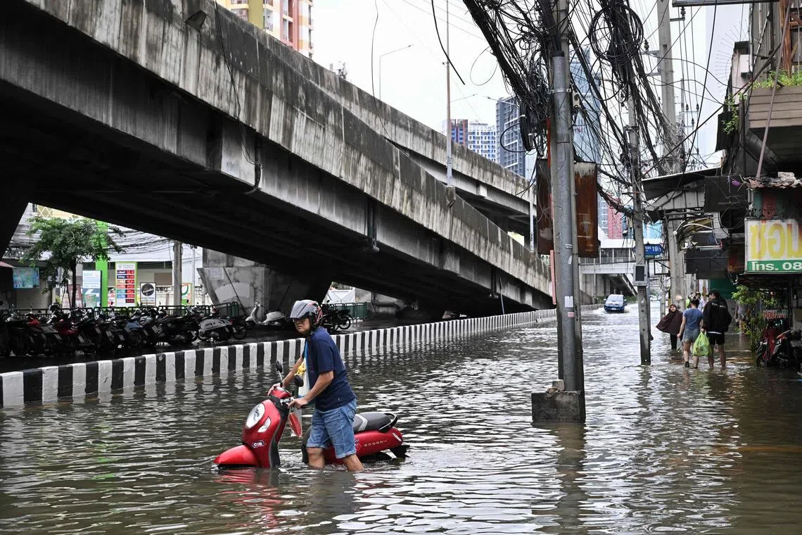Bangkok floods force thousands into shelters