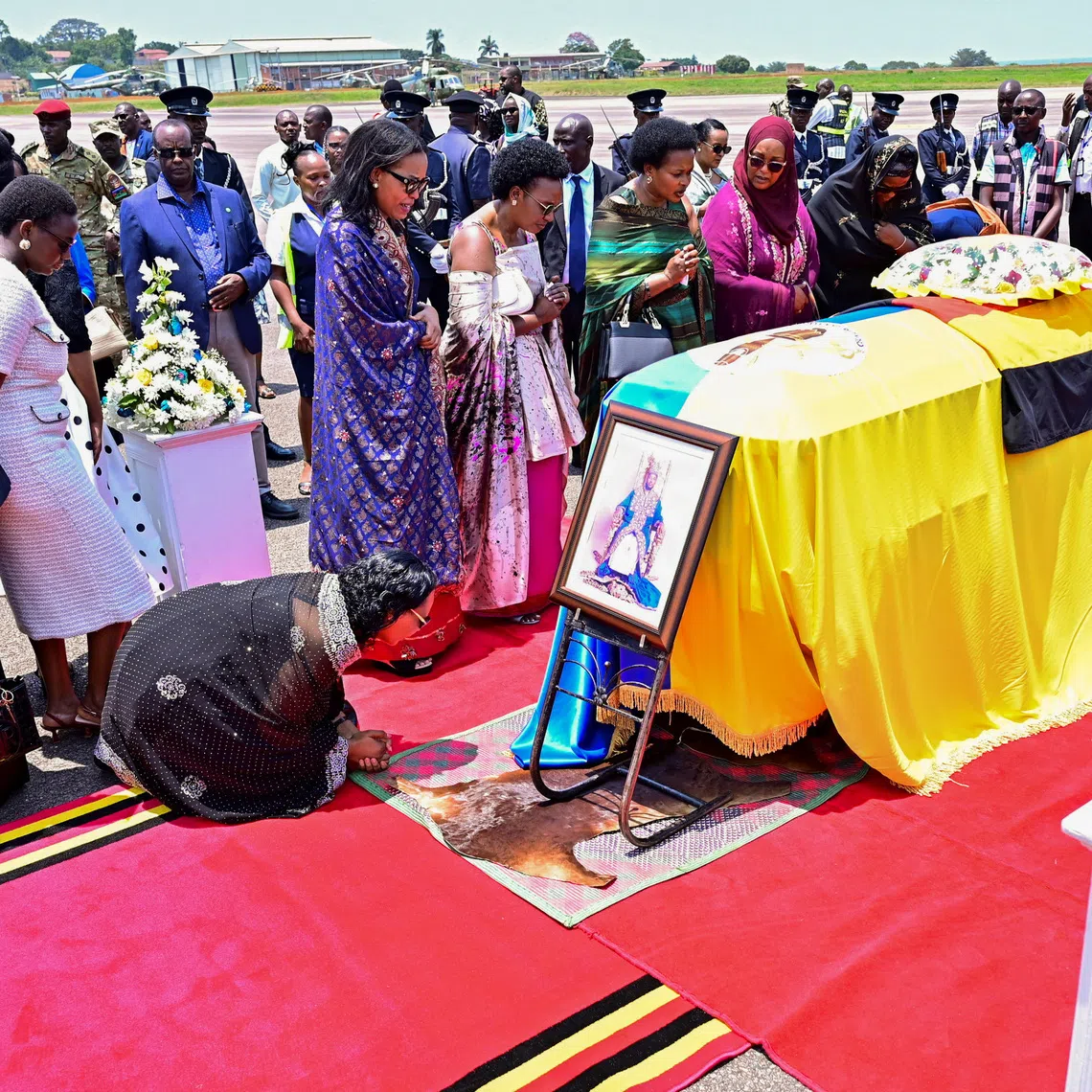 Family members and mourners attend the ceremony to receive the coffin with the body of King Oyo Nyimba Kabamba Iguru Rukidi IV, of the Tooro Kingdom, who died in late August aged 34 while receiving treatment in the U.S., at the Entebbe International Airport, in Entebbe, Uganda September 4, 2026. REUTERS/Abubaker Lubowa