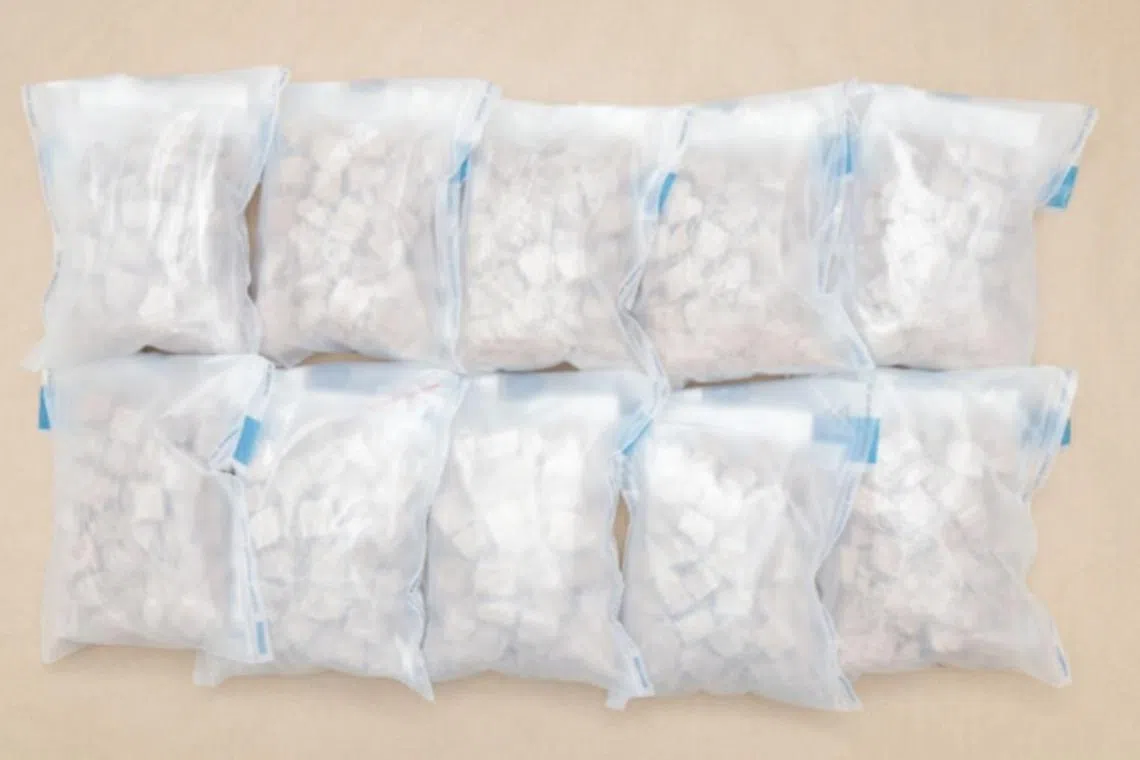 Ten bundles of heroin weighing a total of 4,723g were uncovered from the big bundle.