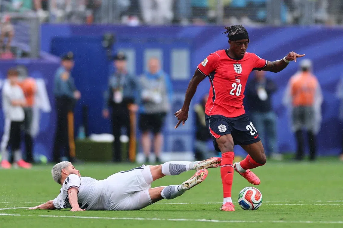 Jun 27, 2026; East Rutherford, New Jersey, USA; England forward Noni Madueke (20) plays the ball against Panama defender Michael Amir Murillo (23) during a Group L match of the 2026 FIFA World Cup at New York New Jersey Stadium. Mandatory Credit: Vincent Carchietta-Imagn Images