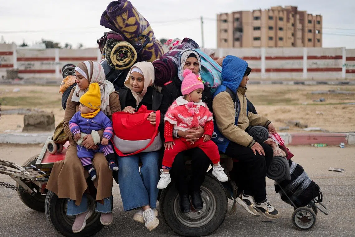 Palestinians fleeing Khan Younis, due to the Israeli ground operation, move towards Rafah.  