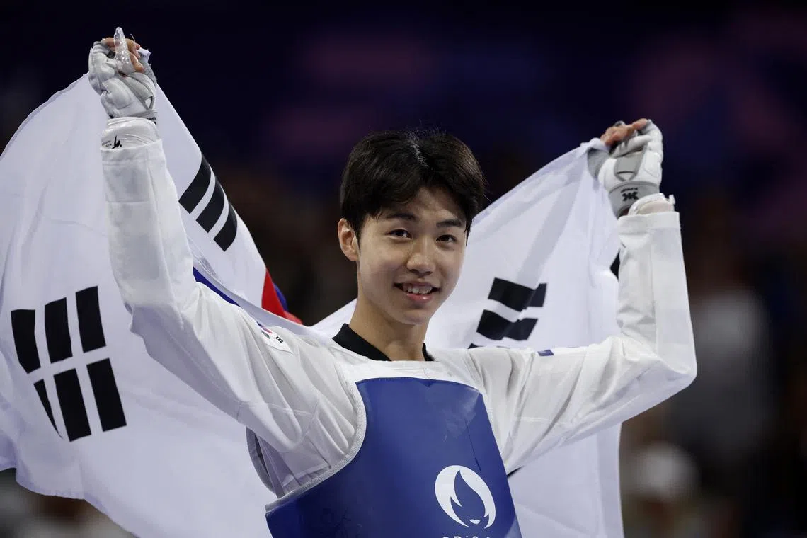 Paris 2024 Olympics - Taekwondo - Men -58kg Gold Medal Contest - Grand Palais, Paris, France - August 07, 2024. Taejoon Park of South Korea celebrates winning the Gold medal after his win against Gashim Magomedov of Azerbaijan. REUTERS/Albert Gea