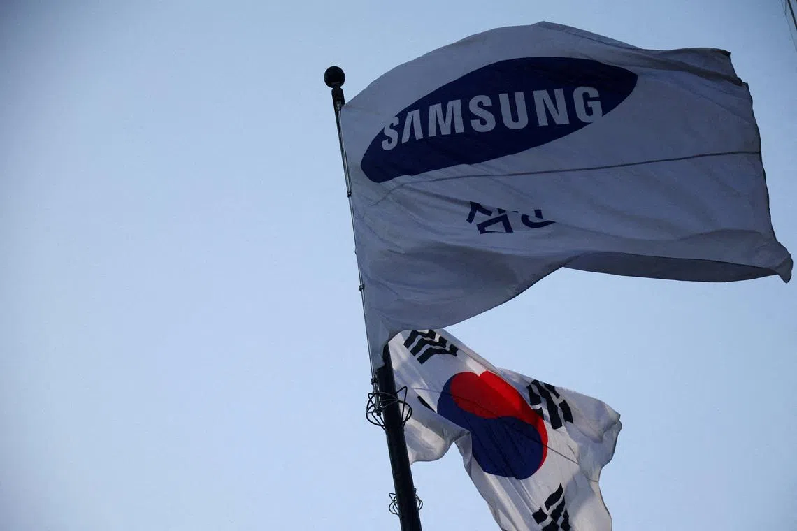 The world’s largest memory chip maker and its South Korean labour union will resume pay talks on May 18 with a government mediator.
