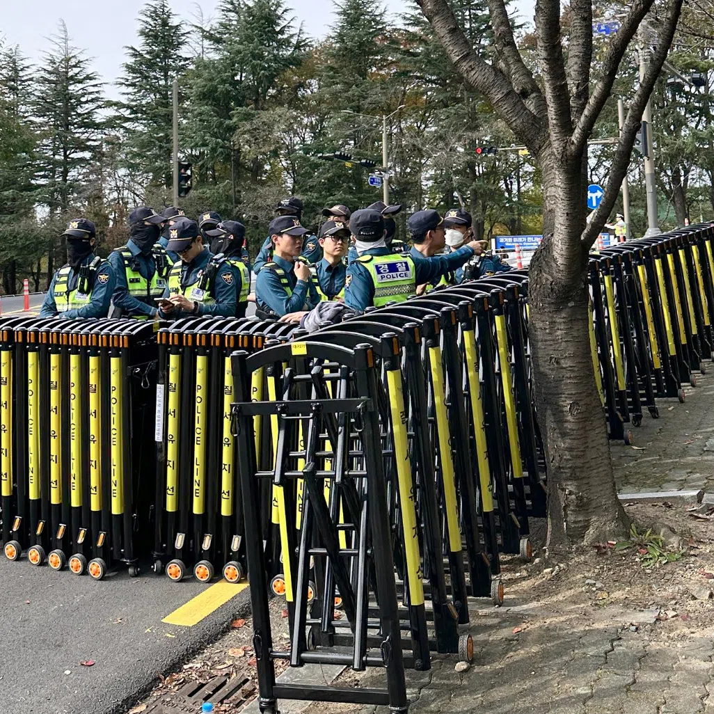 Security was exceptionally tight on Oct 30 in the roads leading to Kolon Hotel in Gyeongju where Chinese President Xi Jinping is staying during his visit.