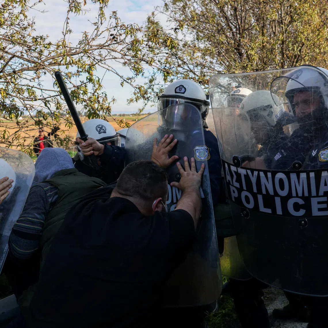 Protesting farmers push against riot police in Nikaia, near Larissa, Greece, November 30, 2025. REUTERS/Alexandros Avramidis