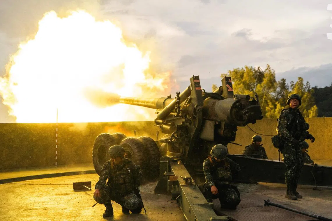 TOPSHOT - This handout photo taken and released by Taiwan's Ministry of National Defense on July 25, 2024 shows soldiers firing a 155 mm artillery piece during the annual Han Kuang military exercises on Taiwan's Matsu Islands. (Photo by Handout / Taiwan's Ministry of National Defense / AFP) / RESTRICTED TO EDITORIAL USE - MANDATORY CREDIT  "AFP PHOTO / TAIWAN'S MINISTY OF NATIONAL DEFENSE" - NO MARKETING NO ADVERTISING CAMPAIGNS - DISTRIBUTED AS A SERVICE TO CLIENTS