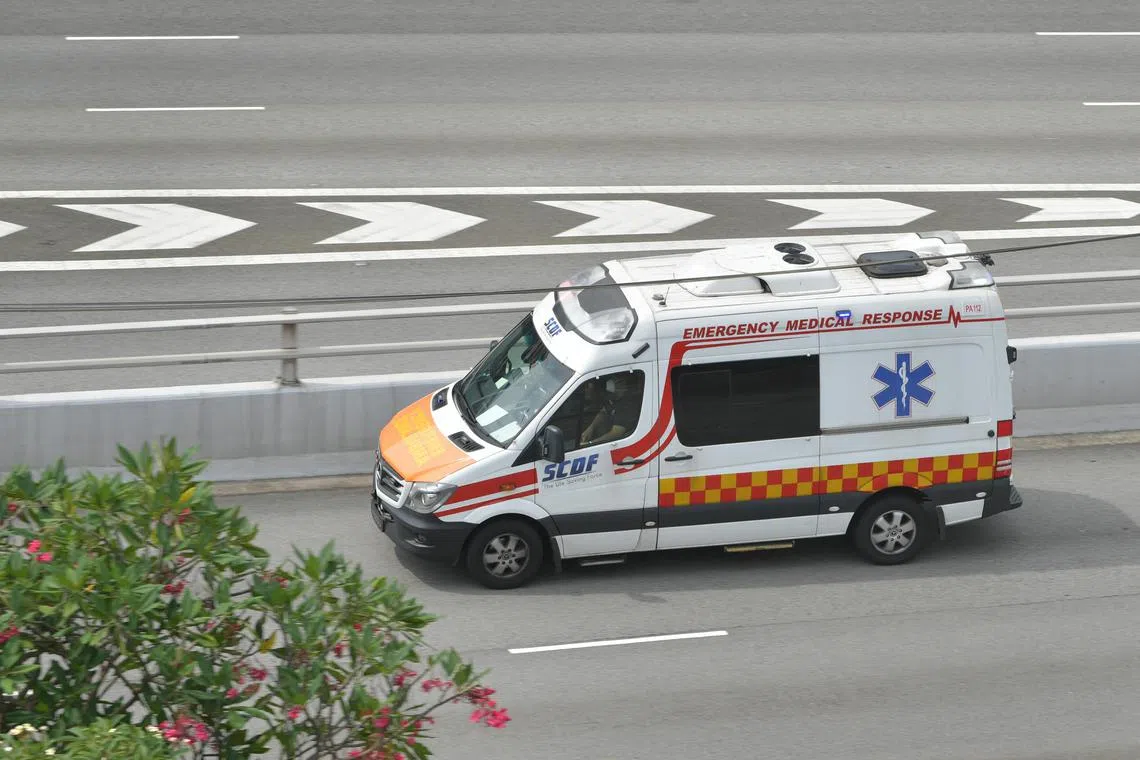 pixgenerics / ST20220929_202231169647 / Alphonsus Chern //

Generic photograph of an ambulance along the Pan-Island Expressway.
29 September 2022.