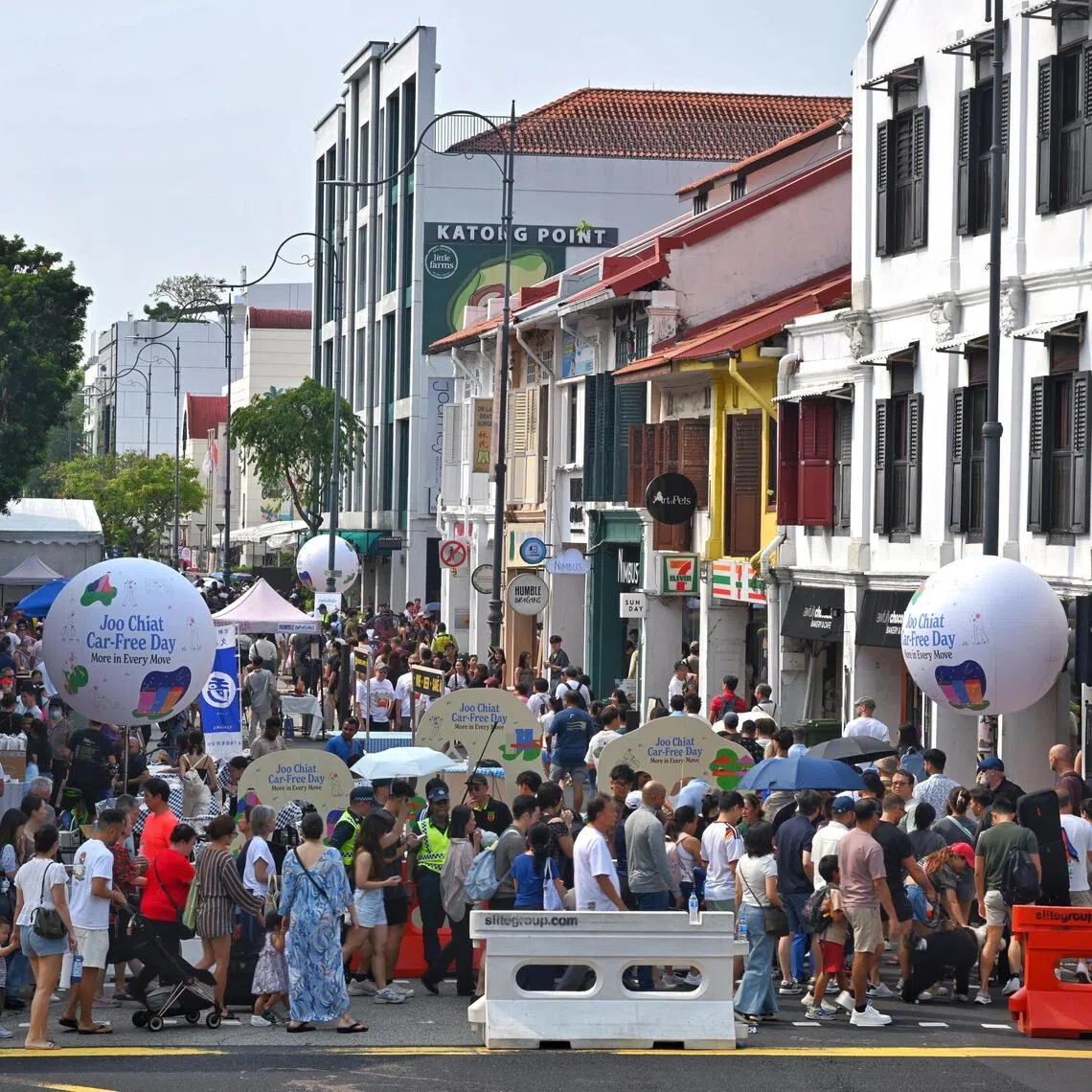 This was the first time an area outside the Central Business District (CBD) was off-limits to cars and other vehicles for World Car-Free Day.