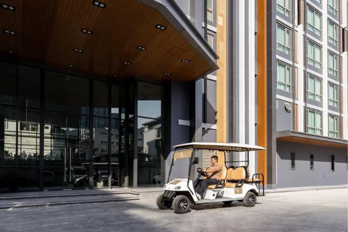 Pure Eleven Hotel Bangkok: Free buggy service