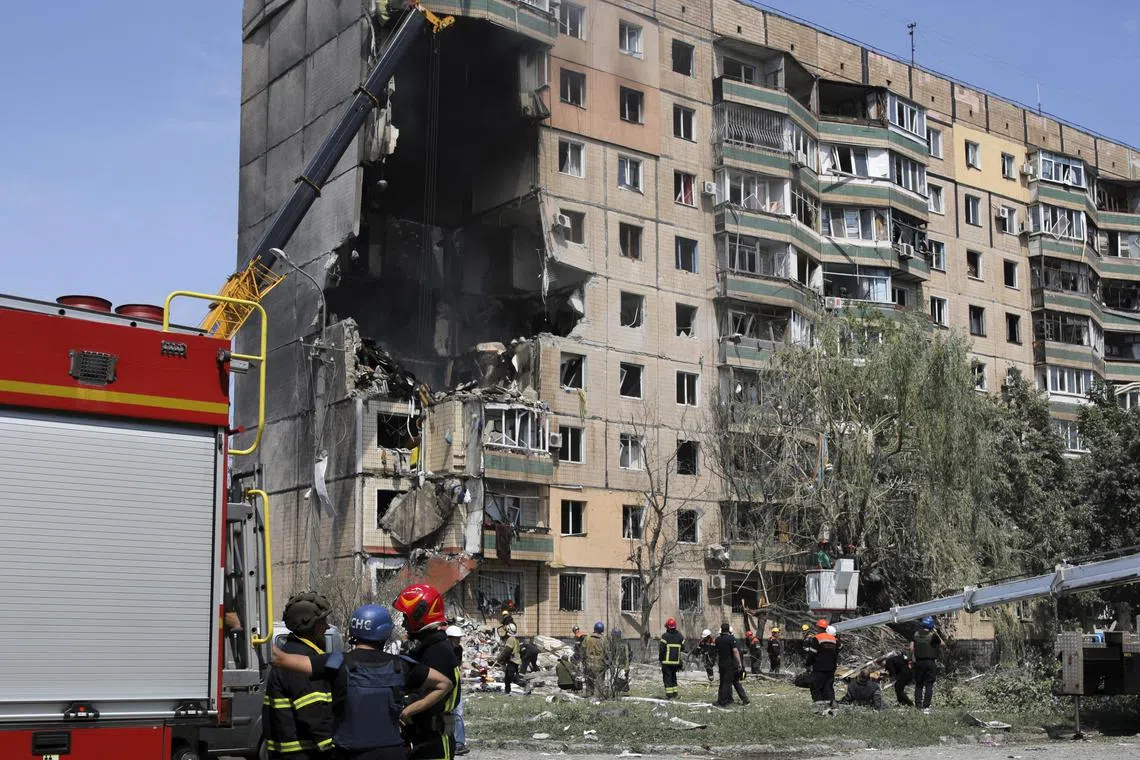 epa10778513 Ukrainian rescuers work at the site of a damaged residential building after shelling in the city of Kryvyi Rih, central Ukraine, 31 July 2023, amid the Russian invasion. At least four people died and 43 others were injured as a result of a Russian missile attack on the city of Kryvyi Rih on 31 July, the State Emergency Service reported. Among the victims there is a 10-year-old child, the head of the Dnipropetrovsk Regional Military Administration, Sergey Lysak wrote on telegram, adding that a search operation at the site was ongoing. Russian troops entered Ukrainian territory in February 2022, starting a conflict that has provoked destruction and a humanitarian crisis.  EPA-EFE/ARSEN DZODZAIEV