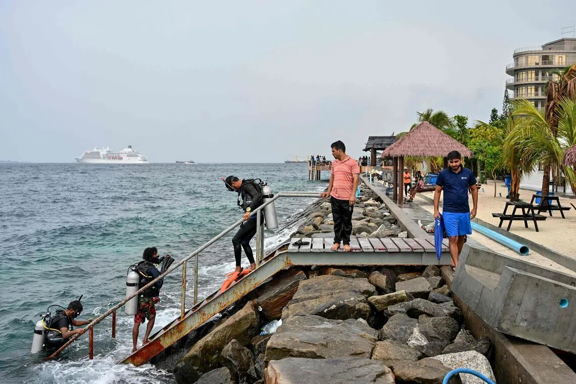 Maldives rescuers search for five drowned Italian divers