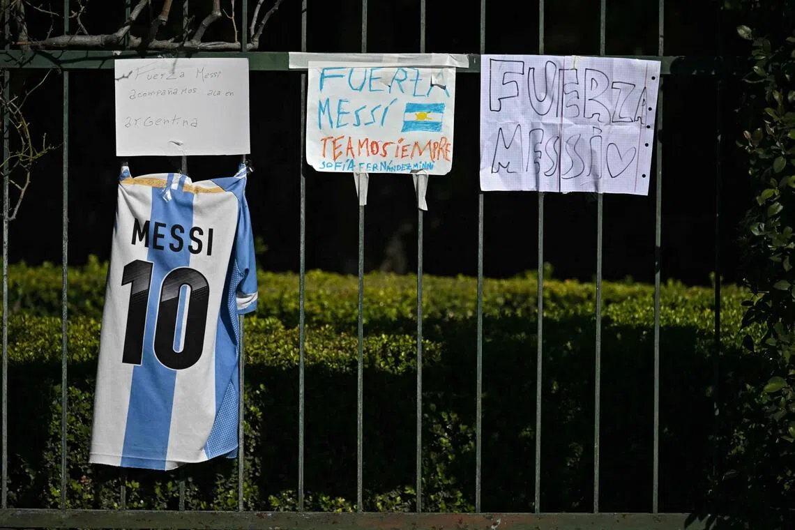 A jersey and signs reading "Stay strong" left by fans are seen on the fence of El Prado cemetery on the outskirts of Rosario, Santa Fe province, Argentina, on August 9, 2026, where the funeral of Argentina's football star Lionel Messi's father will take place. Jorge Messi, the father and agent of Lionel Messi, has died aged 68, the eight-time Ballon d'Or winner's childhood club Newell's Old Boys announced on August 8, 2026. (Photo by Luis ROBAYO / AFP)
