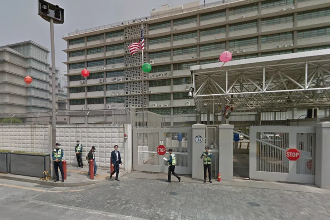 The Korean Investment and Travel Desk was opened at the US Embassy in Seoul to fast-track visa service for major conglomerates.