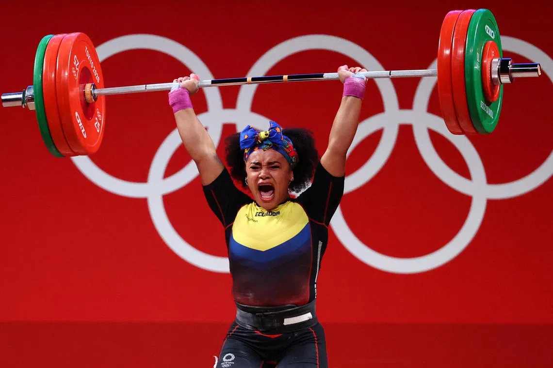 FILE PHOTO: Tokyo 2020 Olympics - Weightlifting - Women's 76kg - Group A - Tokyo International Forum, Tokyo, Japan - August 1, 2021. Neisi Dajomes of Ecuador in action. REUTERS/Edgard Garrido/File Photo