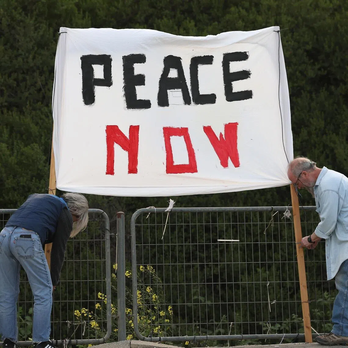 Israelis protesting against war and the Israeli government on April 4, in the northern city of Kiryat Shmona, northern Israel.