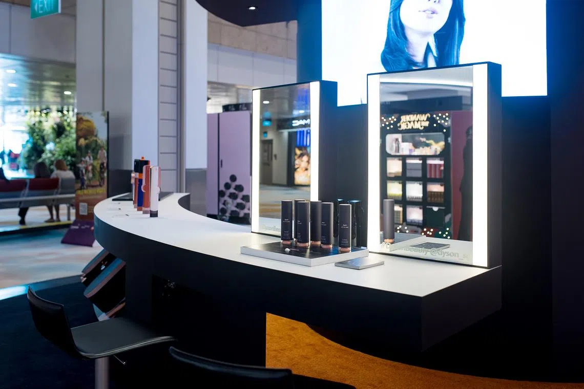 Você também pode experimentar a linha de cuidados com os cabelos com quitosana na janela pop-up, com um creme pré-modelado e um soro pós-modelado que ajudam a manter o cabelo sem frizz.