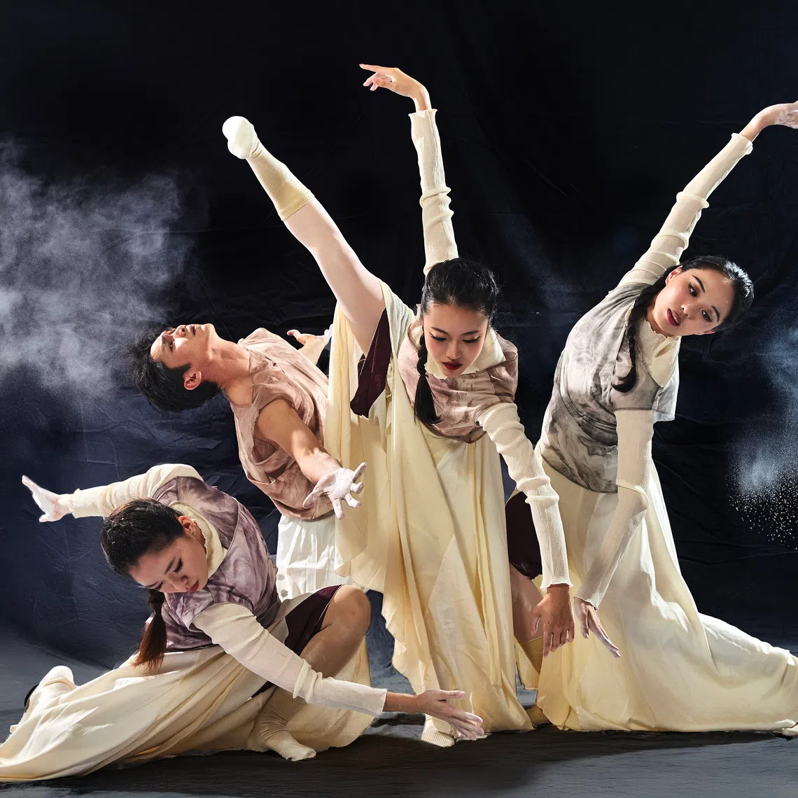 Imprint interprets seal carving through Chinese contemporary dance. 