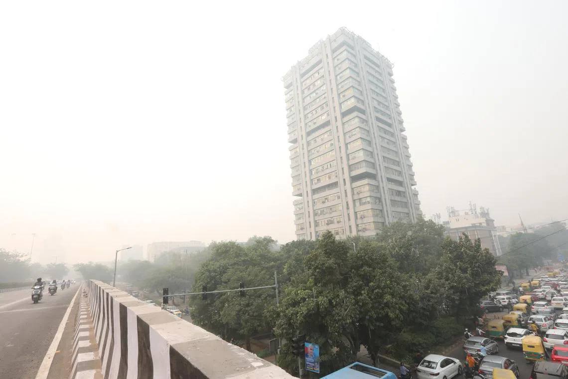 epa10954026 People drive in the city engulfed in heavy smog, New Delhi, India, 02 November 2023. Delhi and National Capital Region's Air Quality Index (AQI) slipped into the 'Severe and Hazardous' category, the Central Pollution Control Board (CPCB), reported.  EPA-EFE/HARISH TYAGI