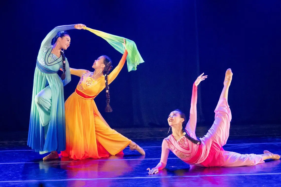 Fragrance In Bloom, choreographed by Lim Moi Kim, was part of the triple bill, When The Flowers Bloom. 