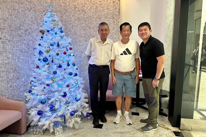 Sr. Chua com seu ex-mestre de disciplina, Sr. Wambeck (à esquerda), e o professor de geografia, Sr. Kaan (centro), de sua escola secundária, que o inspiraram a perseverar na vida.