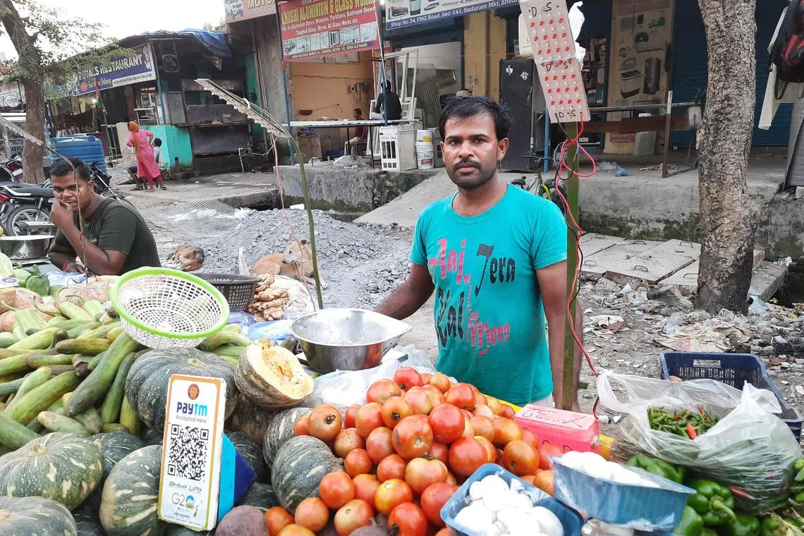 ddvoice - Santosh Mahto, a 32-year-old vegetable vendor in Noida, who uses Paytm's Soundbox. Its instant alerts help him keep track of payments during peak business hours.