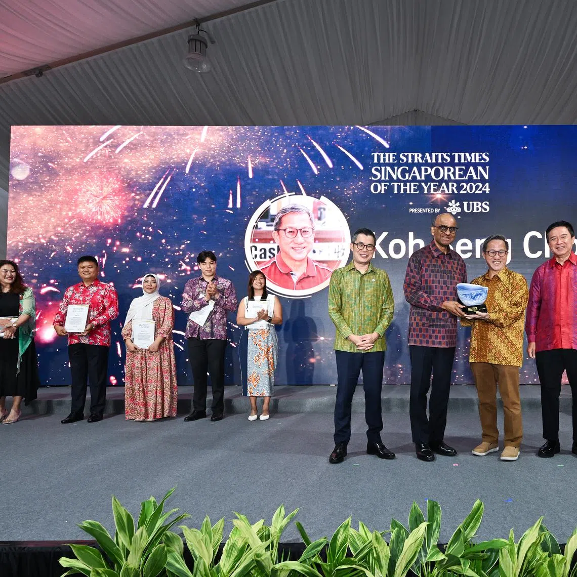 President Tharman Shanmugaratnam presenting the ST Singaporean of the Year 2024 award to Dignity Kitchen founder Koh Seng Choon. With them are ST editor Jaime Ho (front row, left), UBS Asia-Pacific chairman Edmund Koh (front row, right) and the other award finalists.