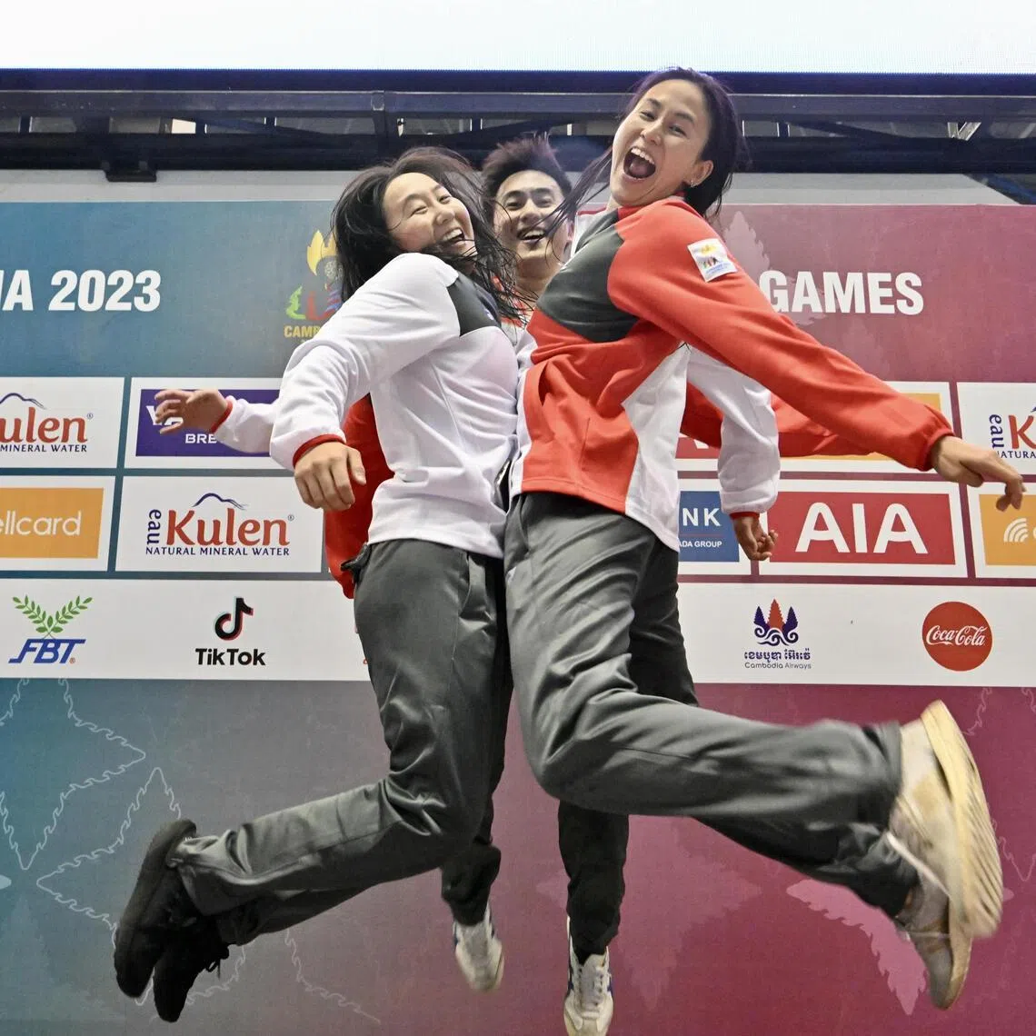 The Quah siblings (from left) Jing Wen, Zheng Wen and Ting Wen posing for a victory photo after receiving their gold medals in the mixed 4x100 medley relay at the 2023 SEA Games in Cambodia.
