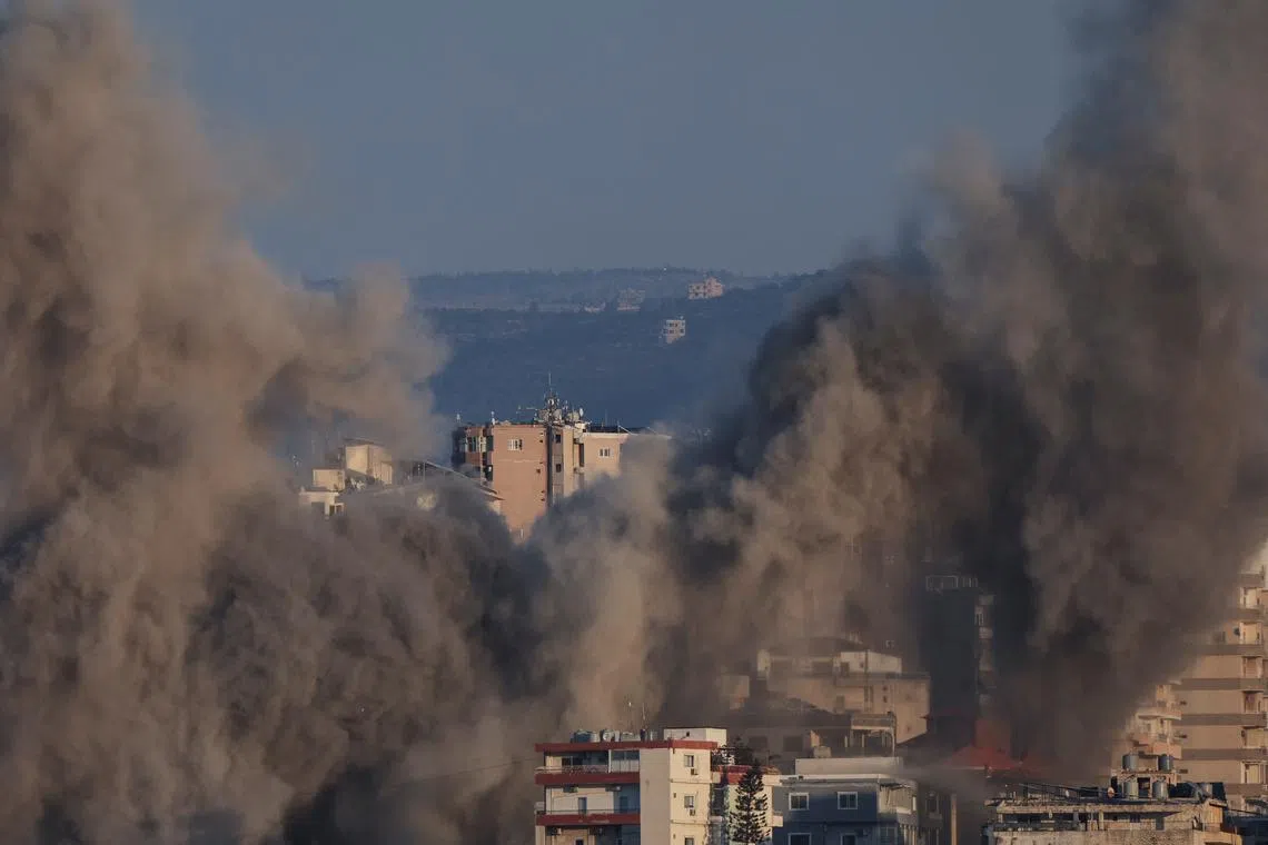 Smoke billows over southern Lebanon following an Israeli strike, amid ongoing cross-border hostilities between Hezbollah and Israeli forces, as seen from Tyre, Lebanon September 25, 2024. REUTERS/Amr Abdallah Dalsh