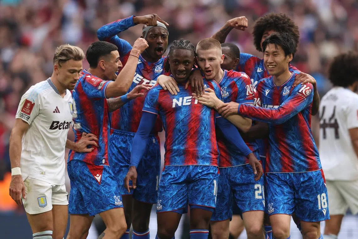 Soccer Football - FA Cup - Semi Final - Crystal Palace v Aston Villa - Wembley Stadium, London, Britain - April 26, 2025 Crystal Palace's Eberechi Eze celebrates scoring their first goal with teammates REUTERS/David Klein
