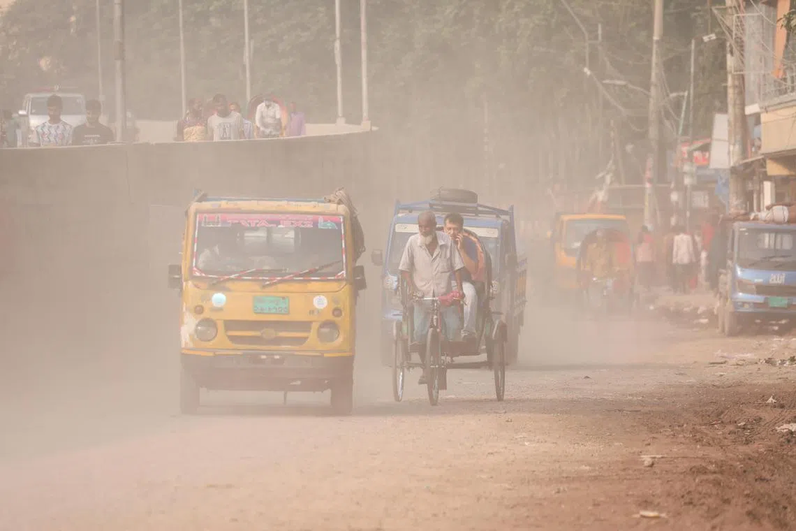 epa10922876 Commuters move in an area surrounded by dust and smoke in Naya Bazar in Dhaka, Bangladesh, 17 October 2023. Dhaka remains one of the most polluted cities globally, with construction debris, industrial pollution, vehicle emissions, and brick kilns identified as significant contributors to air pollution. The Air Quality Life Index (AQLI) rates Bangladesh as one of the most polluted countries in the world.  EPA-EFE/MONIRUL ALAM
