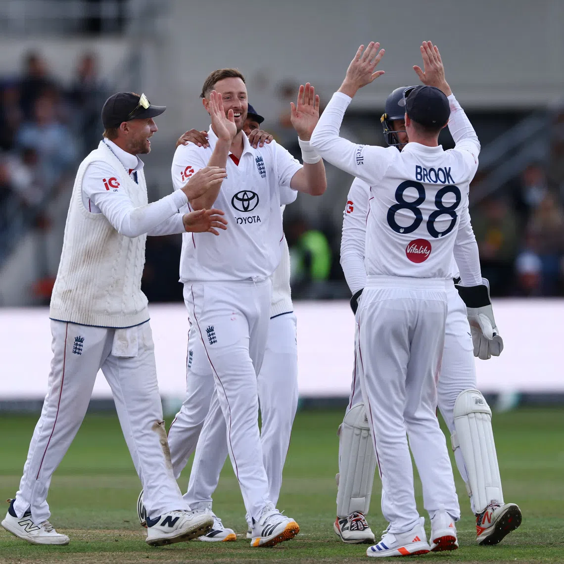 Cricket - First Test - England v Pakistan - Headingley Cricket Ground, Leeds, Britain - August 21, 2026 England's Ollie Robinson celebrates with teammates after taking the wicket of Pakistan's Ali Usman caught out by England's Jordan Cox Action Images via Reuters/Lee Smith