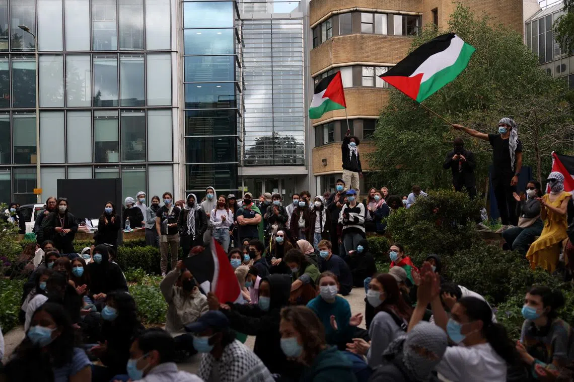 Protesters stand in front of a university building during a demonstration in support of Palestinians, at Oxford University, amidst the ongoing conflict between Israel and the Palestinian Islamist group Hamas, in Oxford, Britain, May 23, 2024. REUTERS/Isabel Infantes