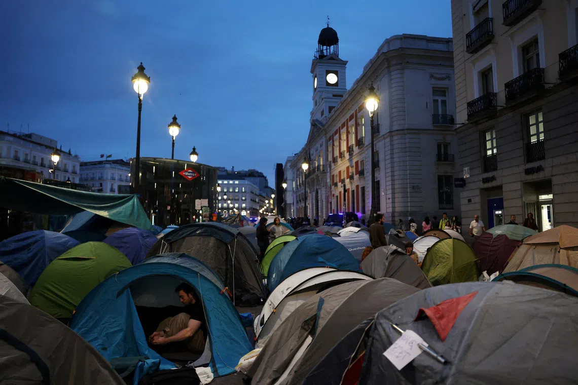 Demonstrators camp at Madrid's downtown square, Puerta del Sol, demanding political action to stop evictions and alleviate the housing crisis, after the forceful eviction of an 87-year-old woman from her apartment in Madrid, Spain, September 30, 2026. REUTERS/Susana Vera TPX IMAGES OF THE DAY