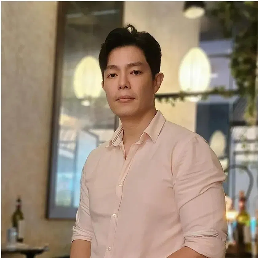 Zhang Yaodong (left) shares on social media a photo of himself and his father when he was a little boy.