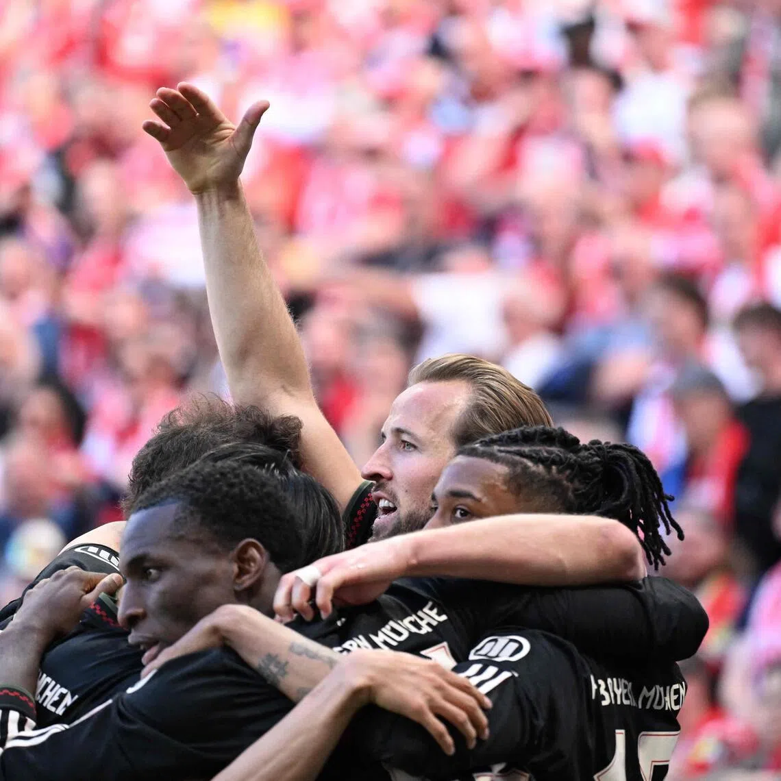Bayern Munich's English Harry Kane (with his arm raised) celebrating the winner with his teammates in the 4-3 Bundesliga win over Mainz 05 at the Mewa Arena on April 25, 2026.